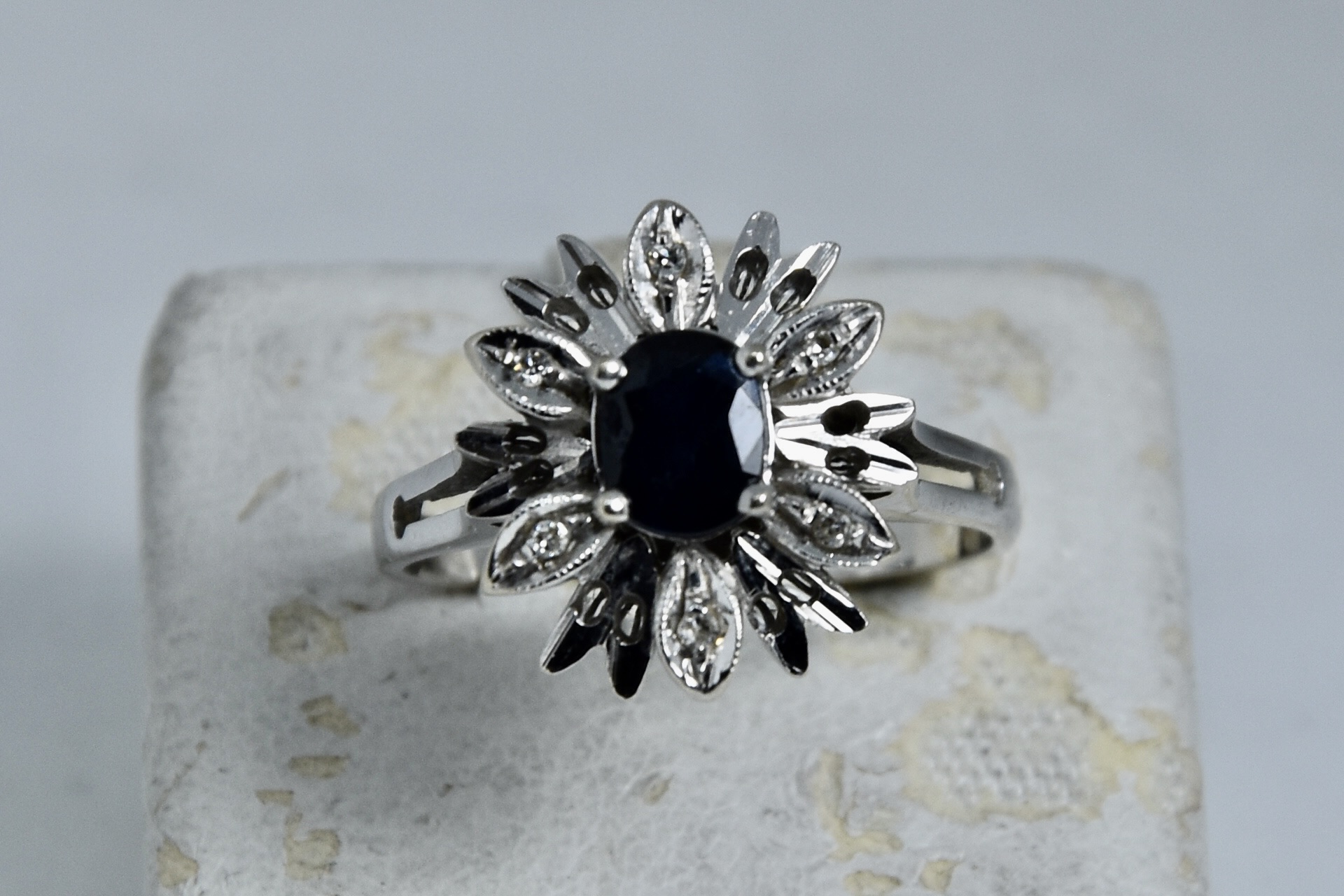 Immagine di ANELLO MARGHERITA ZAFFIRO E DIAMANTINI